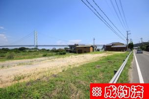明石海峡大橋を眺める県道沿いの宅地　　兵庫県淡路市岩屋