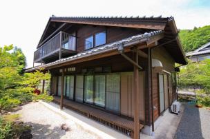 兵庫県丹波市氷上町石生　桜並木が美しい公園近くに建つ秀邸