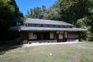 京都府相楽郡南山城村　茶畑点在する里山にポツンと古民家